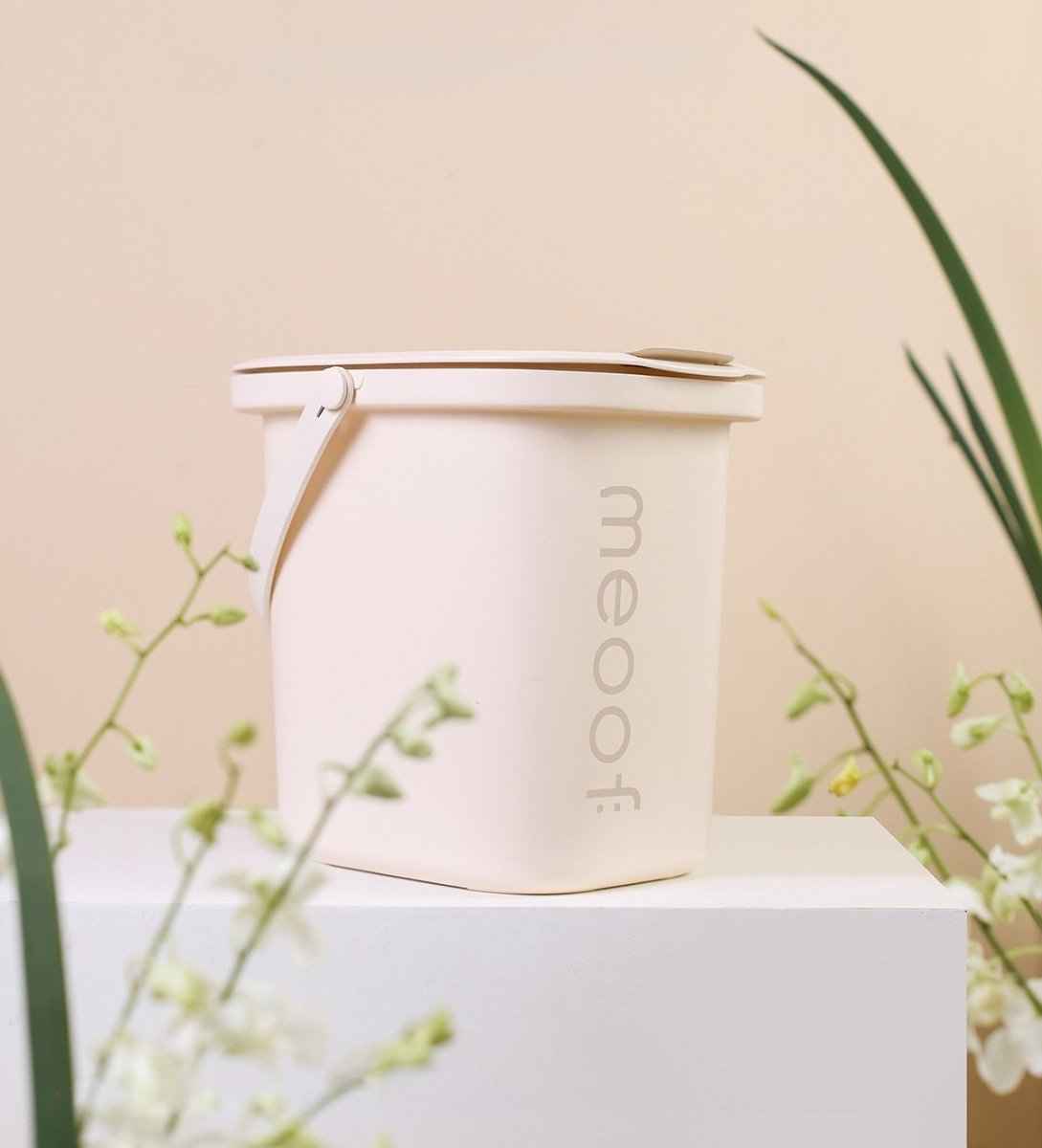 Smart Vacuum Pet Food Storage Container by Meoof
